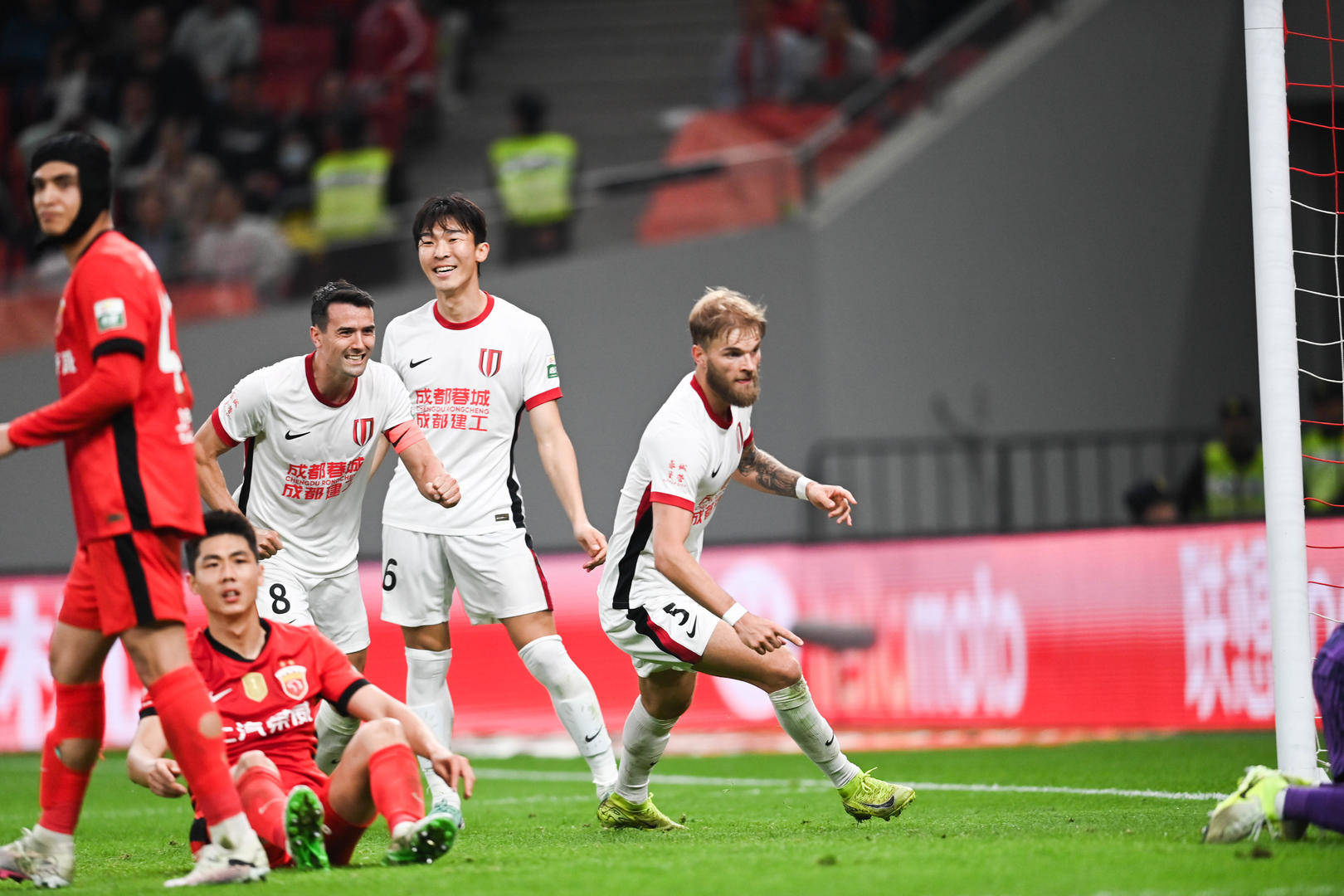 成都蓉城训练开放日，赛后豪取连胜引欢呼，中超在即，高层口径保持一致的简单介绍