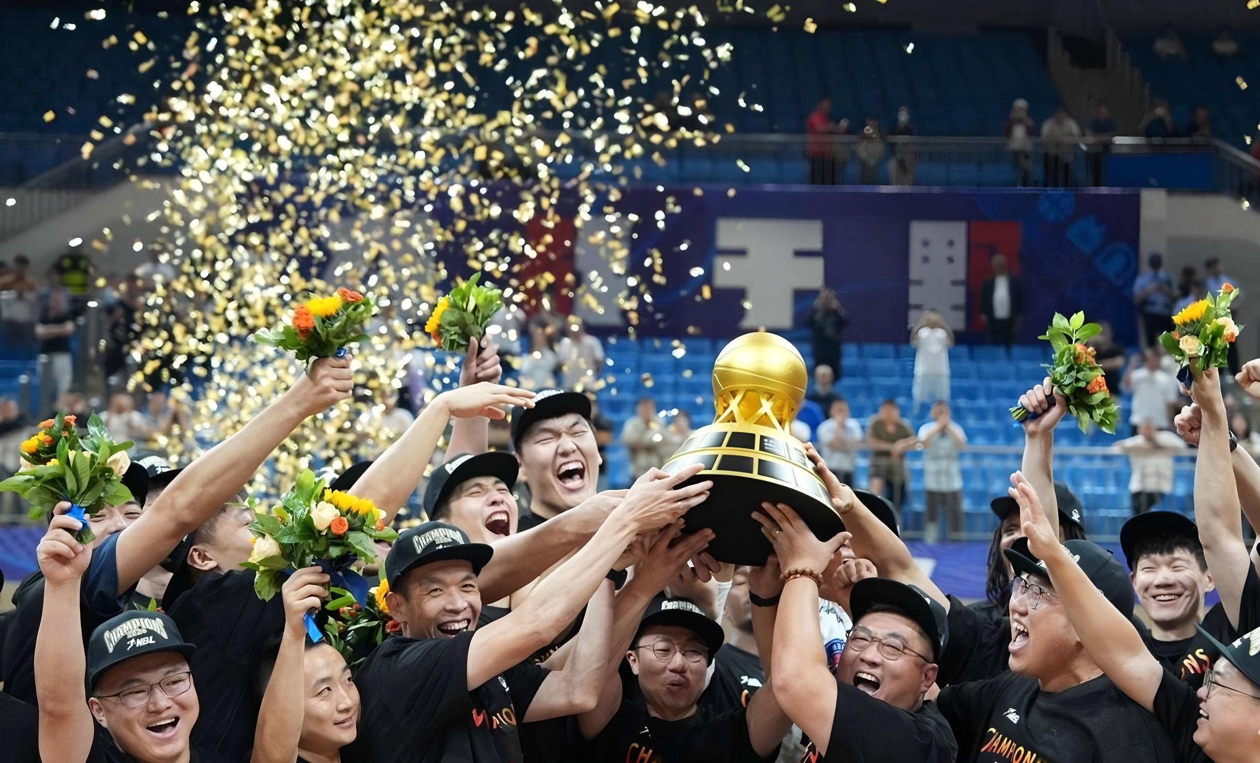 爱游戏体育 -清晨曼联调整名单以备CBA季后赛；再遭质疑环节打磨；引发热议；训练强度明显提升的简单介绍